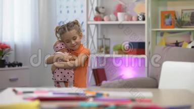 女孩抱着娃娃，拥抱最喜欢的玩具，女孩休闲，童年快乐